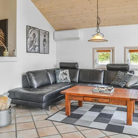 Cozy Home In Blavand With Sauna 펜션