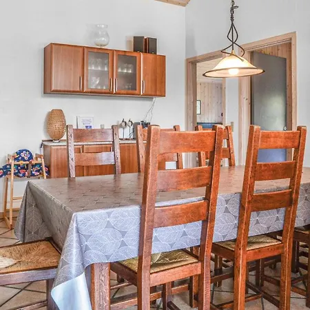 Holiday home Stunning In With Kitchen