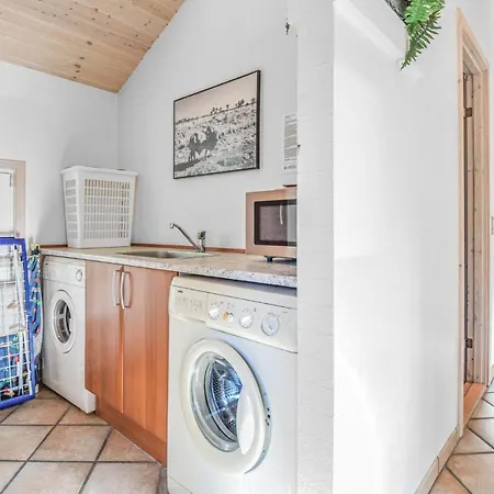 펜션 Cozy Home In Blavand With Sauna *